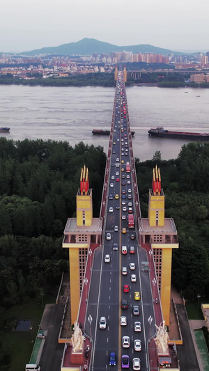 航拍南京长江大桥桥面车流南京地标35秒视频