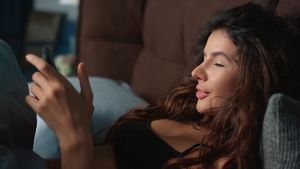 漂亮的女人把手机放在床上 享受自由回家的美好时光 丽的妇女把手机放在床上26秒视频