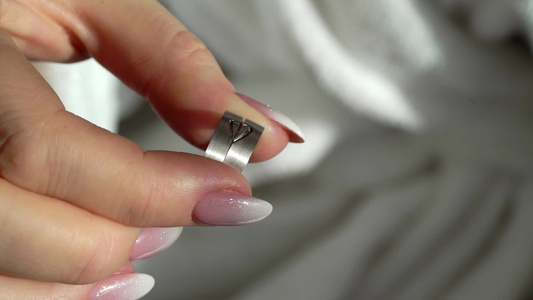 持有结婚戒指的妇女视频