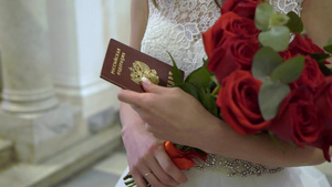 穿着结婚礼服的年轻新娘在室内盛放花束花白色豪华礼服8秒视频
