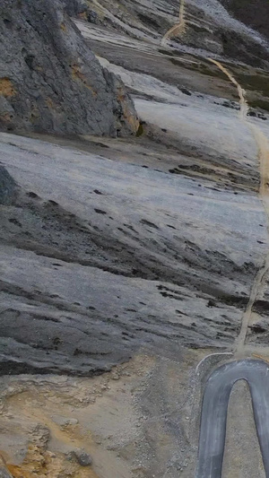 怒江大峡谷蜿蜒曲折的公路航拍公路峡谷27秒视频