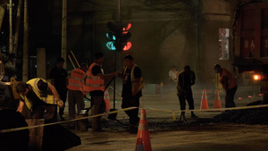深夜施工抢修道路的工人37秒视频