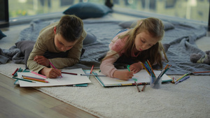 哥和姐用彩色铅笔画 孩子们在家里做艺术21秒视频