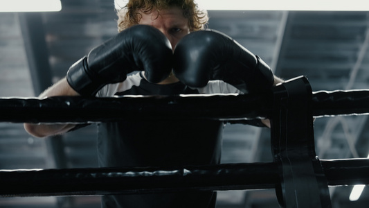 拳击手站在拳击台上 拳击手在体育馆打架失败视频