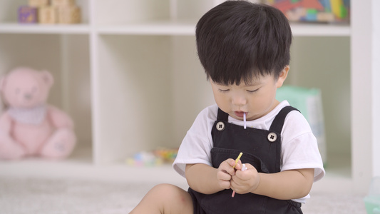 男宝宝吃糖视频