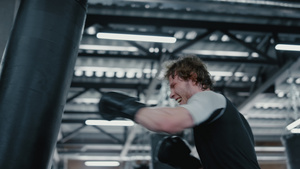 焦虑的拳击手在健身房打拳击袋15秒视频