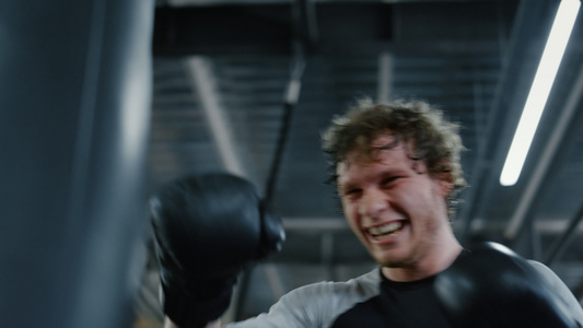 好斗的拳击手在健身中心打拳击袋视频