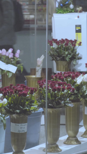 街道路边的鲜花店红玫瑰情人节12秒视频