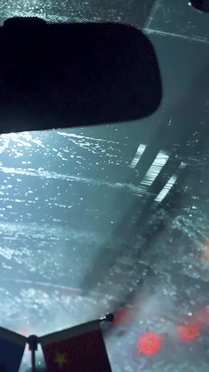 国庆假期雨天夜晚高速上行驶车内视角行车安全40秒视频