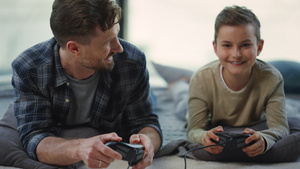 父亲和儿子在室内玩游戏16秒视频