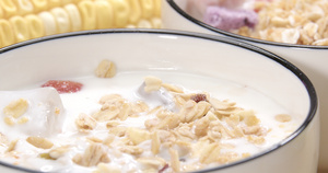 燕麦片早餐酸奶展示13秒视频