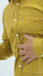中年肥胖男性肚子胃疼手持药瓶中成药视频