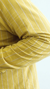 中年肥胖男性肚子胃疼手持药瓶慢性病视频