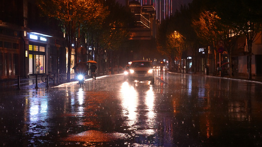 下雨天城市夜晚道路交通街景灯光汽车4k素材[选题]视频