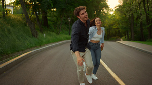 快乐的情侣在公园路上跑来去23秒视频