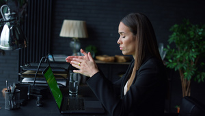 成功的商业女人在网上用绿色屏幕的笔记本电脑上打话视频19秒视频