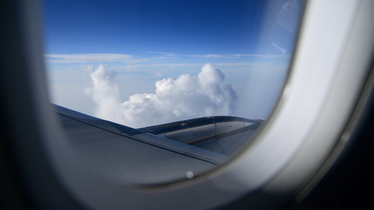 飞机飞行中窗外的云海4K视频