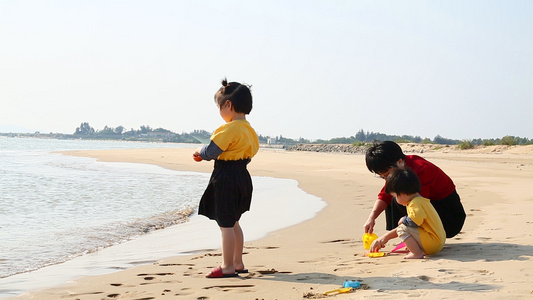 妈妈带孩子在海边玩沙子视频