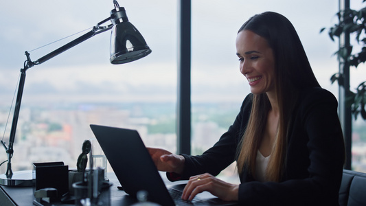 女商人在工作场所的膝上型计算机键盘打字 从事计算机工作的妇女视频