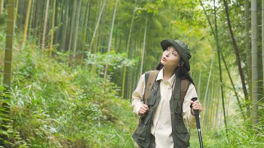 女青年登山越野徒步视频