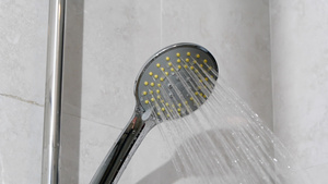 升格淋浴花洒出水水流节约用水洗澡沐浴卫浴46秒视频