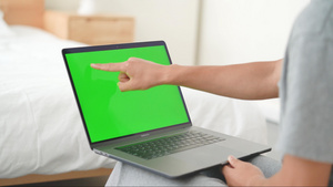 4k男士触碰绿幕笔记本屏幕33秒视频