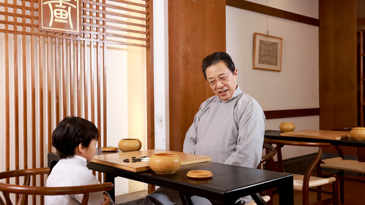 围棋教师和学生下棋视频