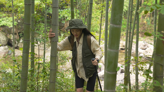 女青年爬山越野徒步视频