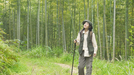 女青年登山越野徒步视频