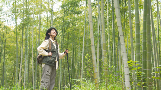 女青年登山越野徒步视频