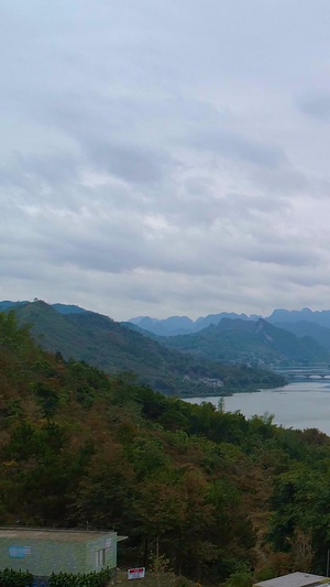 高清航拍广西穿瓦屋楼顶风景巴马赐福湖视频长寿村19秒视频