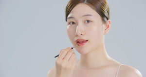 8K年轻女性用笔刷画唇妆31秒视频