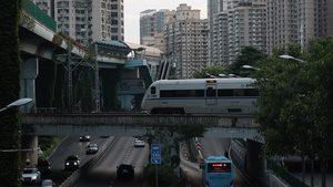 厦门岛内动车穿过城市天桥23秒视频