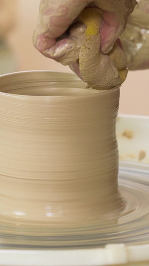 陶艺店手工课使用海绵擦拭陶器制陶特写动作陶器DIY店11秒视频