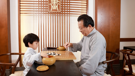 国学教师指导学生下围棋视频