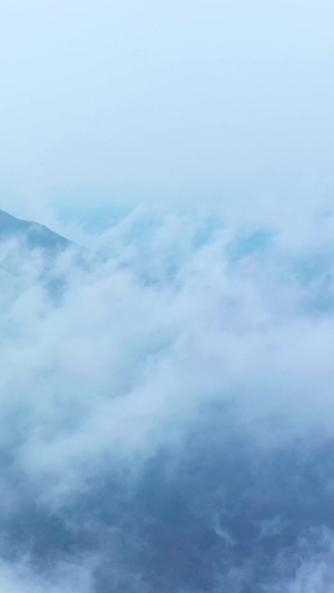 航拍宏伟大气自然气候变化群山之巅云雾缭绕仙境46秒视频