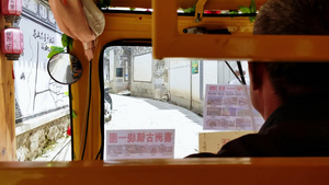旅游观光摆渡车穿梭在古巷子里18秒视频