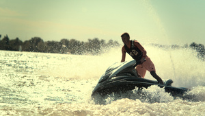 男子在船艇上花式玩冲浪15秒视频