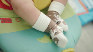 穿着袜子的婴儿小脚11秒视频