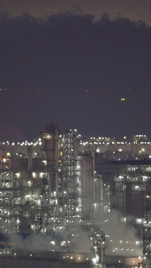 城市工厂园区能源环保制造业工厂夜景冒白烟的烟囱素材50秒视频