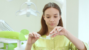 美丽的女孩在牙刷上挤牙膏17秒视频