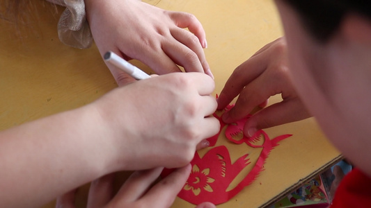 实拍老师指导学生剪纸视频