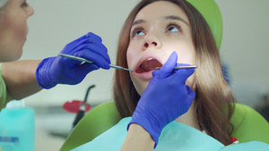 牙医检查病人牙齿16秒视频