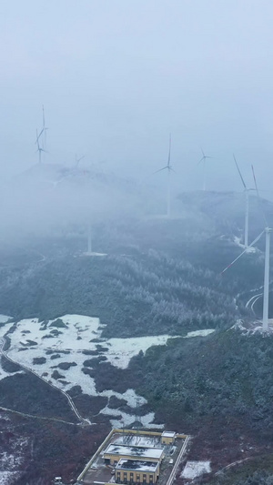 航拍宏伟大气雪山之巅风力发电机大风车自然风光云中翱翔66秒视频