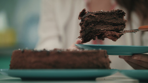 蛋糕放在盘子上9秒视频