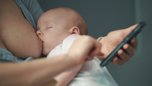 妈妈喂奶用母乳喂养新生儿婴12秒视频