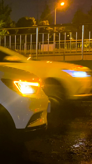 实拍雨天晚上路边网约车车辆等人接人路边车辆37秒视频