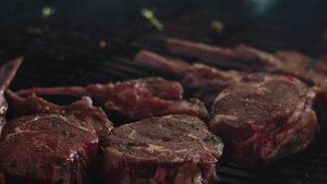 切牛肉肋排 准备烧烤晚宴15秒视频