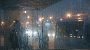 雨季夜晚公交车站台玻璃水珠15秒视频