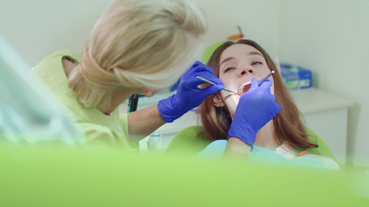 牙科技术人员用仪器检查病人牙齿视频